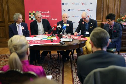 Konferencja prasowa przed 20. edycją Festiwalu (Collegium Maximum UMK, 20.04.2022).  [fot. Andrzej Romański] zdjęcie reportażowe z wydarzenia festiwalowego. Kliknij, aby powiększyć zdjęcie