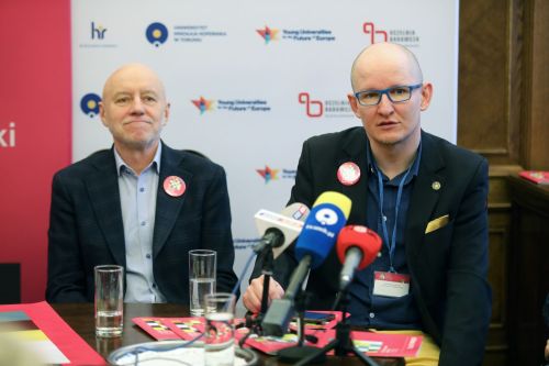 Konferencja prasowa przed 20. edycją Festiwalu (Collegium Maximum UMK, 20.04.2022).  [fot. Andrzej Romański] zdjęcie reportażowe z wydarzenia festiwalowego. Kliknij, aby powiększyć zdjęcie