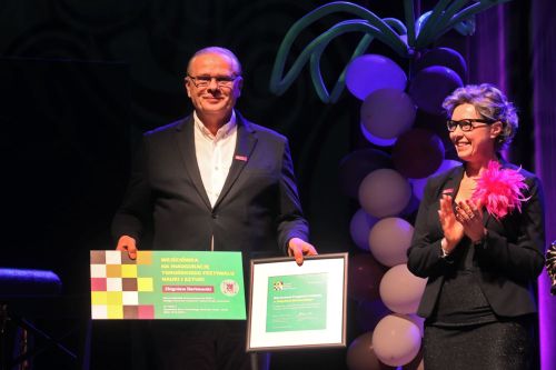TFNIS 2025 dzień 1 - inauguracja i spektakl muzyczny "Księżniczka Czardasza" w Auli UMK.  [fot. Andrzej Romański] zdjęcie reportażowe z wydarzenia festiwalowego. Kliknij, aby powiększyć zdjęcie