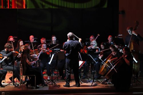TFNIS 2025 dzień 1 - inauguracja i spektakl muzyczny "Księżniczka Czardasza" w Auli UMK.  [fot. Andrzej Romański] zdjęcie reportażowe z wydarzenia festiwalowego. Kliknij, aby powiększyć zdjęcie