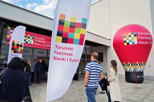 Inauguracja 24. TFNiS oraz spektakl muzyczny "Into The Woods" (Aula UMK, 24.04.2026).  [fot. Andrzej Romański] zdjęcie reportażowe z wydarzenia festiwalowego. Kliknij, aby powiększyć zdjęcie
