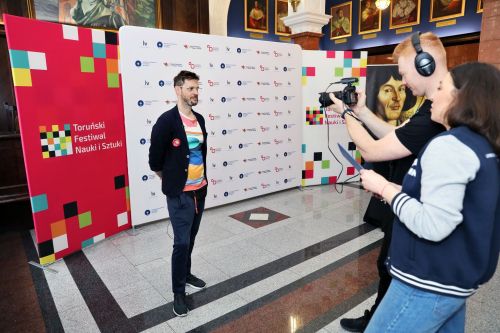 Konferencja prasowa 21. TFNiS (18.04.2023, Collegium Maximum UMK).  [fot. Andrzej Romański] zdjęcie reportażowe z wydarzenia festiwalowego. Kliknij, aby powiększyć zdjęcie