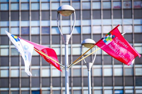 Festiwal widoczny w mieście! (24.04.2026).  [fot. Andrzej Romański] zdjęcie reportażowe z wydarzenia festiwalowego. Kliknij, aby powiększyć zdjęcie