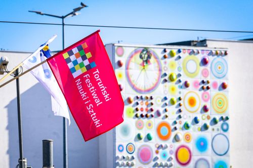 Festiwal widoczny w mieście! (24.04.2026).  [fot. Andrzej Romański] zdjęcie reportażowe z wydarzenia festiwalowego. Kliknij, aby powiększyć zdjęcie