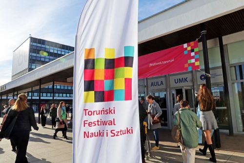 TFNIS 2025 dzień 1 - inauguracja i spektakl muzyczny "Księżniczka Czardasza" w Auli UMK.  [fot. Andrzej Romański] zdjęcie reportażowe z wydarzenia festiwalowego. Kliknij, aby powiększyć zdjęcie
