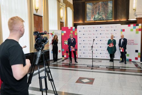 Konferencja prasowa 21. TFNiS (18.04.2023, Collegium Maximum UMK).  [fot. Andrzej Romański] zdjęcie reportażowe z wydarzenia festiwalowego. Kliknij, aby powiększyć zdjęcie