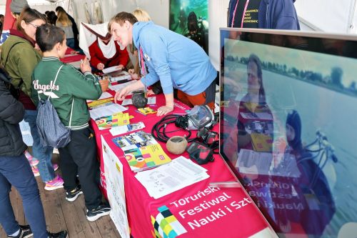 Dzień 2 TFNiS 2026 (25.04.2026).  [fot. Mikołaj Kuras, Andrzej Romański, Adam Zakrzewski] zdjęcie reportażowe z wydarzenia festiwalowego. Kliknij, aby powiększyć zdjęcie