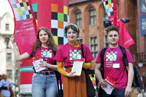 Wolontariusze zapraszają na Festiwal! [fot. Andrzej Romański] zdjęcie reportażowe z wydarzenia festiwalowego. Kliknij, aby powiększyć zdjęcie