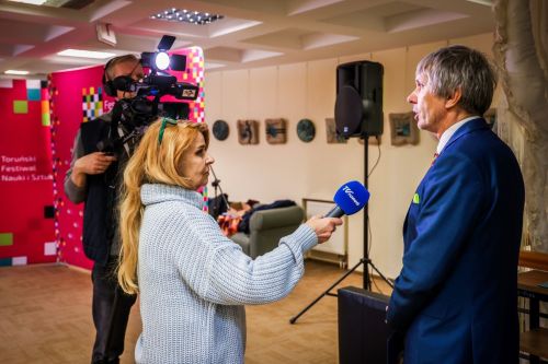 Konferencja prasowa 24. TFNiS 2026 (Biblioteka Uniwersytecka, 9.04.2026).  [fot. Andrzej Romański] zdjęcie reportażowe z wydarzenia festiwalowego. Kliknij, aby powiększyć zdjęcie