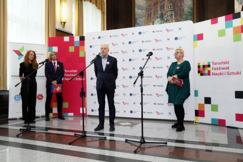 Konferencja prasowa 21. TFNiS (18.04.2023, Collegium Maximum UMK).  [fot. Andrzej Romański] zdjęcie reportażowe z wydarzenia festiwalowego. Kliknij, aby powiększyć zdjęcie