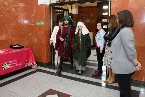 Konferencja prasowa 21. TFNiS (18.04.2023, Collegium Maximum UMK).  [fot. Andrzej Romański] zdjęcie reportażowe z wydarzenia festiwalowego. Kliknij, aby powiększyć zdjęcie