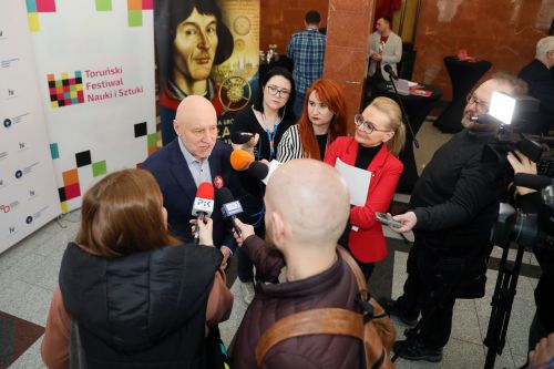 Konferencja prasowa 21. TFNiS (18.04.2023, Collegium Maximum UMK).  [fot. Andrzej Romański] zdjęcie reportażowe z wydarzenia festiwalowego. Kliknij, aby powiększyć zdjęcie