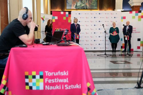 Konferencja prasowa 21. TFNiS (18.04.2023, Collegium Maximum UMK).  [fot. Andrzej Romański] zdjęcie reportażowe z wydarzenia festiwalowego. Kliknij, aby powiększyć zdjęcie