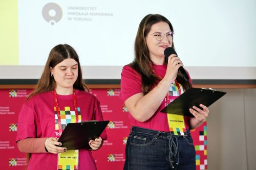 Dzień 2 TFNiS 2026 (25.04.2026).  [fot. Mikołaj Kuras, Andrzej Romański, Adam Zakrzewski] zdjęcie reportażowe z wydarzenia festiwalowego. Kliknij, aby powiększyć zdjęcie