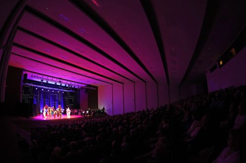 TFNIS 2025 dzień 1 - inauguracja i spektakl muzyczny "Księżniczka Czardasza" w Auli UMK.  [fot. Andrzej Romański] zdjęcie reportażowe z wydarzenia festiwalowego. Kliknij, aby powiększyć zdjęcie