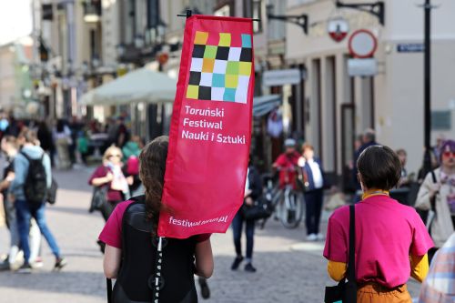 Wolontariusze zapraszają na Festiwal! [fot. Andrzej Romański] zdjęcie reportażowe z wydarzenia festiwalowego. Kliknij, aby powiększyć zdjęcie