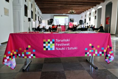 Dzień 3 TFNiS 2026 (26.04.2026).  [fot. Mikołaj Kuras, Andrzej Romański, Adam Zakrzewski] zdjęcie reportażowe z wydarzenia festiwalowego. Kliknij, aby powiększyć zdjęcie