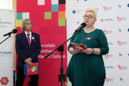 Konferencja prasowa 21. TFNiS (18.04.2023, Collegium Maximum UMK).  [fot. Andrzej Romański] zdjęcie reportażowe z wydarzenia festiwalowego. Kliknij, aby powiększyć zdjęcie