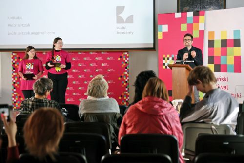 Dzień 3 TFNiS 2026 (26.04.2026).  [fot. Mikołaj Kuras, Andrzej Romański, Adam Zakrzewski] zdjęcie reportażowe z wydarzenia festiwalowego. Kliknij, aby powiększyć zdjęcie