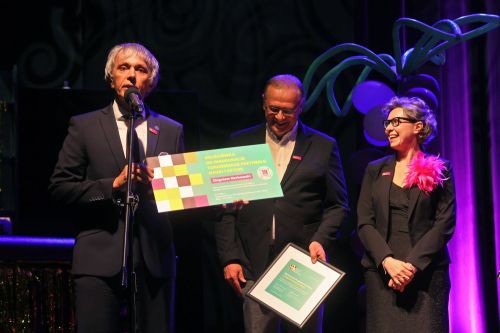 TFNIS 2025 dzień 1 - inauguracja i spektakl muzyczny "Księżniczka Czardasza" w Auli UMK.  [fot. Andrzej Romański] zdjęcie reportażowe z wydarzenia festiwalowego. Kliknij, aby powiększyć zdjęcie