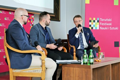 Dzień 2 TFNiS 2026 (25.04.2026).  [fot. Mikołaj Kuras, Andrzej Romański, Adam Zakrzewski] zdjęcie reportażowe z wydarzenia festiwalowego. Kliknij, aby powiększyć zdjęcie