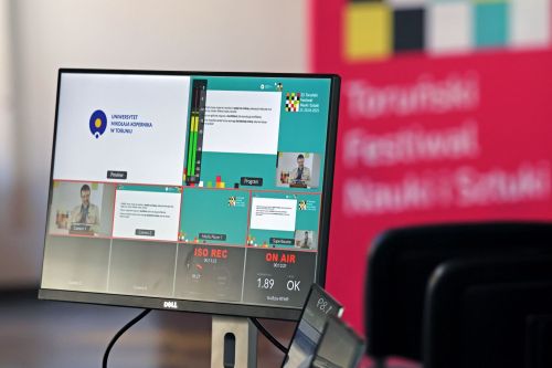 TFNIS 2025 dzień 2 (26.04.2025).  [fot. Mikołaj Kuras, Andrzej Romański, Adam Zakrzewski] zdjęcie reportażowe z wydarzenia festiwalowego. Kliknij, aby powiększyć zdjęcie