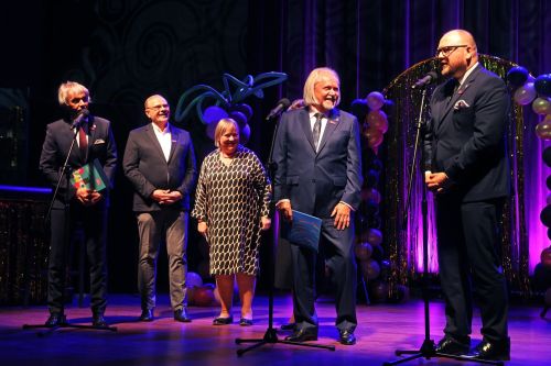 TFNIS 2025 dzień 1 - inauguracja i spektakl muzyczny "Księżniczka Czardasza" w Auli UMK.  [fot. Andrzej Romański] zdjęcie reportażowe z wydarzenia festiwalowego. Kliknij, aby powiększyć zdjęcie