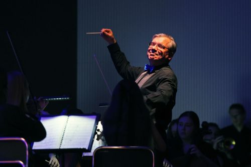 TFNIS 2025 dzień 1 - inauguracja i spektakl muzyczny "Księżniczka Czardasza" w Auli UMK.  [fot. Andrzej Romański] zdjęcie reportażowe z wydarzenia festiwalowego. Kliknij, aby powiększyć zdjęcie