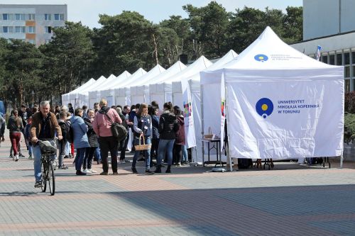 TFNiS 2022 - dzień 1 (22.04.2022).  [fot. Andrzej Romański i Adam Zakrzewski] zdjęcie reportażowe z wydarzenia festiwalowego. Kliknij, aby powiększyć zdjęcie