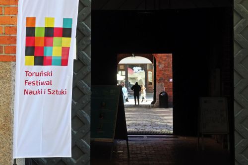 TFNIS 2025 dzień 2 (26.04.2025).  [fot. Mikołaj Kuras, Andrzej Romański, Adam Zakrzewski] zdjęcie reportażowe z wydarzenia festiwalowego. Kliknij, aby powiększyć zdjęcie