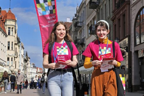 Wolontariusze zapraszają na Festiwal! [fot. Andrzej Romański] zdjęcie reportażowe z wydarzenia festiwalowego. Kliknij, aby powiększyć zdjęcie
