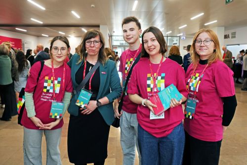 TFNIS 2025 dzień 1 - inauguracja i spektakl muzyczny "Księżniczka Czardasza" w Auli UMK.  [fot. Andrzej Romański] zdjęcie reportażowe z wydarzenia festiwalowego. Kliknij, aby powiększyć zdjęcie