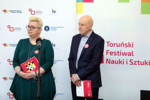 Konferencja prasowa 21. TFNiS (18.04.2023, Collegium Maximum UMK).  [fot. Andrzej Romański] zdjęcie reportażowe z wydarzenia festiwalowego. Kliknij, aby powiększyć zdjęcie
