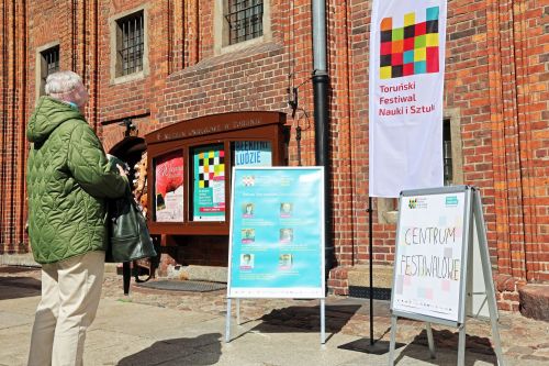 TFNIS 2025 dzień 2 (26.04.2025).  [fot. Mikołaj Kuras, Andrzej Romański, Adam Zakrzewski] zdjęcie reportażowe z wydarzenia festiwalowego. Kliknij, aby powiększyć zdjęcie