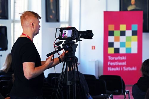 TFNIS 2025 dzień 2 (26.04.2025).  [fot. Mikołaj Kuras, Andrzej Romański, Adam Zakrzewski] zdjęcie reportażowe z wydarzenia festiwalowego. Kliknij, aby powiększyć zdjęcie