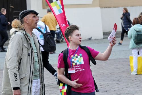 Wolontariusze zapraszają na Festiwal! [fot. Andrzej Romański] zdjęcie reportażowe z wydarzenia festiwalowego. Kliknij, aby powiększyć zdjęcie