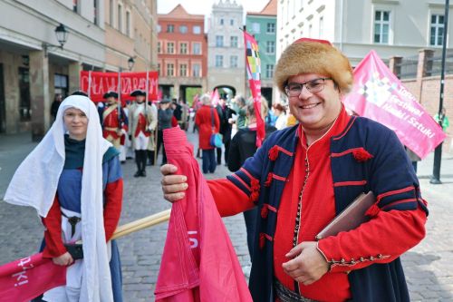 Dzień 2 TFNiS 2026 (25.04.2026).  [fot. Mikołaj Kuras, Andrzej Romański, Adam Zakrzewski] zdjęcie reportażowe z wydarzenia festiwalowego. Kliknij, aby powiększyć zdjęcie