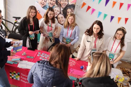 TFNIS 2025 dzień 3 (27.04.2025).  [fot. Mikołaj Kuras, Andrzej Romański, Adam Zakrzewski] zdjęcie reportażowe z wydarzenia festiwalowego. Kliknij, aby powiększyć zdjęcie