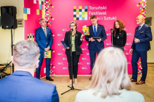 Konferencja prasowa 24. TFNiS 2026 (Biblioteka Uniwersytecka, 9.04.2026).  [fot. Andrzej Romański] zdjęcie reportażowe z wydarzenia festiwalowego. Kliknij, aby powiększyć zdjęcie