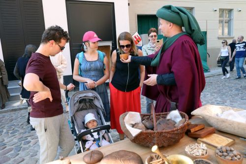 TFNiS dzień 1 (22.04.2023, fot. Andrzej Romański, Adam Zakrzewski).  zdjęcie reportażowe z wydarzenia festiwalowego. Kliknij, aby powiększyć zdjęcie