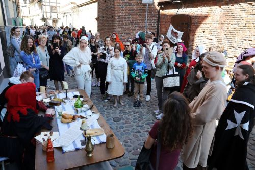 TFNiS dzień 1 (22.04.2023, fot. Andrzej Romański, Adam Zakrzewski).  zdjęcie reportażowe z wydarzenia festiwalowego. Kliknij, aby powiększyć zdjęcie