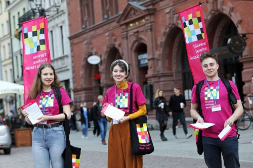 Wolontariusze zapraszają na Festiwal! [fot. Andrzej Romański] zdjęcie reportażowe z wydarzenia festiwalowego. Kliknij, aby powiększyć zdjęcie