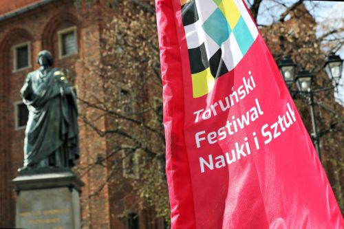 Wolontariusze zapraszają na Festiwal!! [fot. Andrzej Romański] zdjęcie reportażowe z wydarzenia festiwalowego. Kliknij, aby powiększyć zdjęcie
