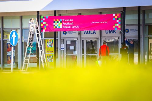 Festiwal widoczny w mieście! (24.04.2026).  [fot. Andrzej Romański] zdjęcie reportażowe z wydarzenia festiwalowego. Kliknij, aby powiększyć zdjęcie