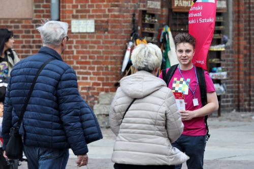 Wolontariusze zapraszają na Festiwal! [fot. Andrzej Romański] zdjęcie reportażowe z wydarzenia festiwalowego. Kliknij, aby powiększyć zdjęcie