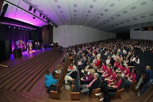 TFNIS 2025 dzień 1 - inauguracja i spektakl muzyczny "Księżniczka Czardasza" w Auli UMK.  [fot. Andrzej Romański] zdjęcie reportażowe z wydarzenia festiwalowego. Kliknij, aby powiększyć zdjęcie