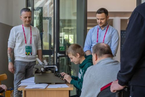 TFNIS 2025 dzień 2 (26.04.2025).  [fot. Mikołaj Kuras, Andrzej Romański, Adam Zakrzewski] zdjęcie reportażowe z wydarzenia festiwalowego. Kliknij, aby powiększyć zdjęcie