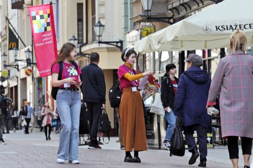 Wolontariusze zapraszają na Festiwal! [fot. Andrzej Romański] zdjęcie reportażowe z wydarzenia festiwalowego. Kliknij, aby powiększyć zdjęcie