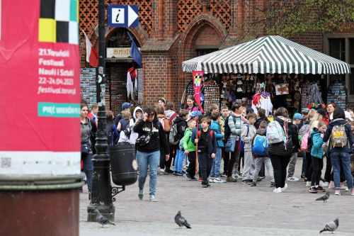 Wolontariusze zapraszają na Festiwal! [fot. Andrzej Romański] zdjęcie reportażowe z wydarzenia festiwalowego. Kliknij, aby powiększyć zdjęcie