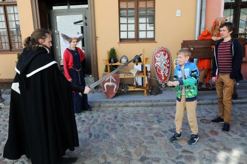 TFNiS dzień 1 (22.04.2023, fot. Andrzej Romański, Adam Zakrzewski).  zdjęcie reportażowe z wydarzenia festiwalowego. Kliknij, aby powiększyć zdjęcie